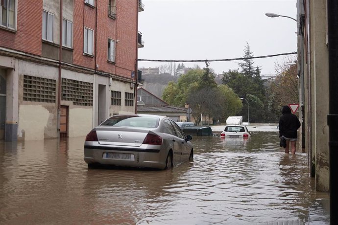 Varios vehículos en una vía inundada, a 10 de diciembre de 2021, en Pamplona, Navarra, (España). El Gobierno de Navarra ha activado el nivel de preemergencia por inundaciones con el fin de mantener una vigilancia permanente y exhaustiva de la evolución 