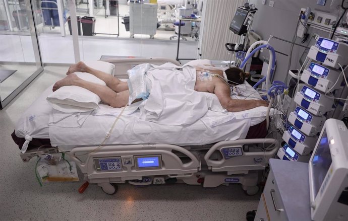Paciente tumbada en una camilla de la UCI del Hospital Enfermera Isabel Zendal