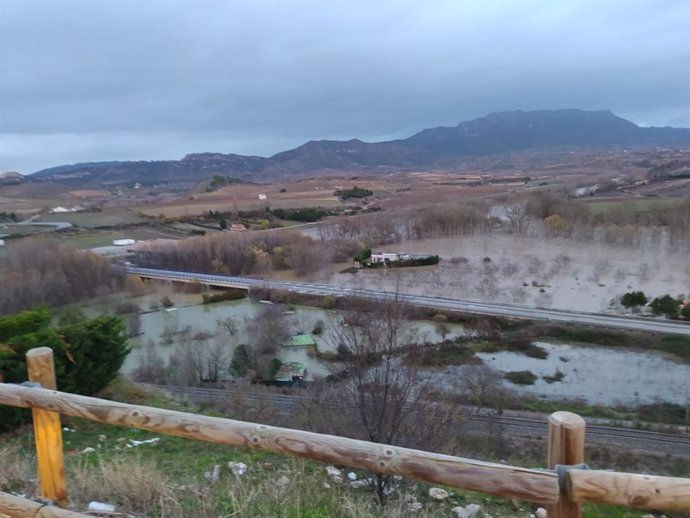 El río Ebro anega terrenos en la desembocadura con el río Tirón en Haro