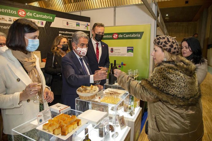 El Presidente De Cantabria, Miguel Ángel Revilla, Y El Consejero De Desarrollo Rural, Ganadería, Pesca, Alimentación Y Medio Ambiente, Guillermo Blanco, Inauguran La 17 Feria Del Producto De Cantabria.
