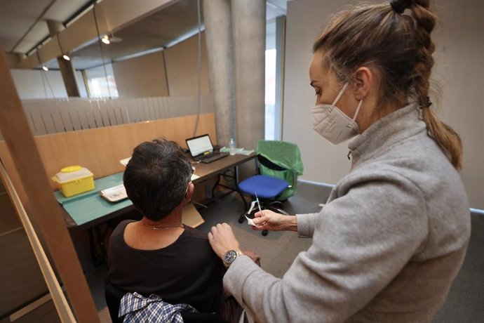 Una persona recibe la tercera dosis de la vacuna contra el Covid-19, a 19 de noviembre de 2021, en Pontevedra, Galicia, (España). 
