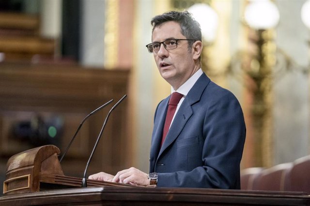 El ministro de la Presidencia, Relaciones con las Cortes y Memoria Democrática, Félix Bolaños, interviene en una sesión plenaria, en el Congreso de los Diputados, a 2 de diciembre de 2021, en Madrid (España).