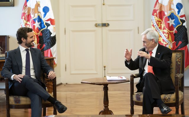Pablo Casado con el Presidente de Chile Sebastian Piñera, en el Palacio de la Moneda en Santiago de Chile.