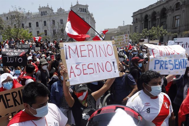Manifestación contra el expresidente Manuel Merino, en Lima.