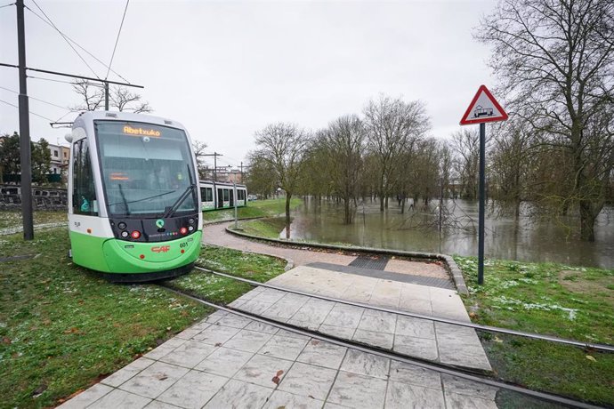 Un tranvía circula al lado del río Zadorra desbordado a su paso por Vitoria, a 9 de diciembre de 2021, en Vitoria 