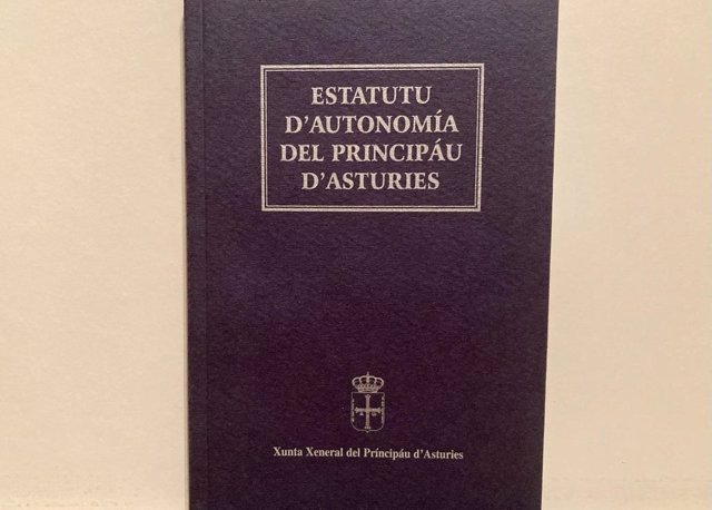 Ejemplar del Estatuto de Autonomía del Principado en asturiano
