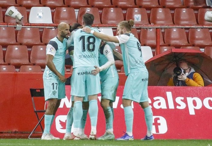 El Huesca rescata un punto de su visita al Sporting de Gijón