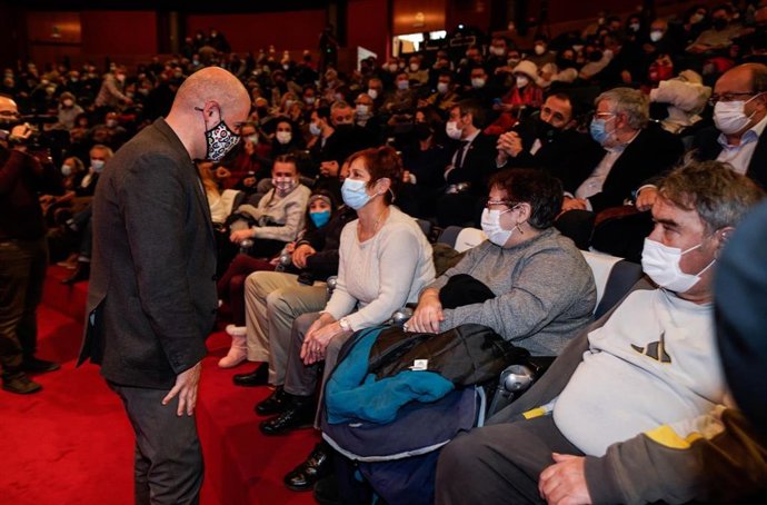 El secretario general de CCOO, Unai Sordo, con familiares de víctimas de afiliados del sindicato asesinados por ETA
