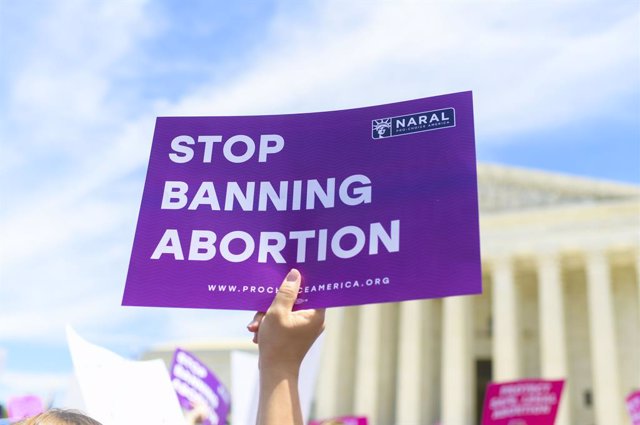 Archivo - 21 May 2019, US, Washington: A pro-Choice protester holds a placards during a rally at the Supreme Court. Abortion rights supporters held protests in major cities across the United States to voice opposition to newly passed restrictive abortion 