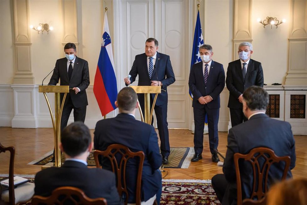 Archivo - 05 March 2021, Bosnia-Herzegovina, Sarajevo: Slovenian President Borut Pahor (L), and President of Bosnia and Herzegovina Milorad Dodik (2nd L), speak at a press conference following their meeting. Photo: Nebojsa Tejic/STA/dpa