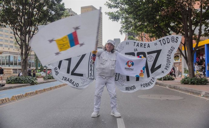 Archivo - Un hombre reivindica la paz en Colombia en una protesta