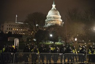 Archivo - Agentes de la Policía frente al Capitolio de EEUU durante el asalto.