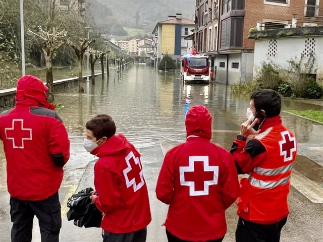 Trabajadores de Cruz Roja frente a una calle inundada, a 10 de diciembre de 2021, en Mendaro, Gipuzkoa, Euskadi (España). Las lluvias que azotan en las últimas horas y los desprendimientos de tierra han provocado que todos los accesos por carretera a esta