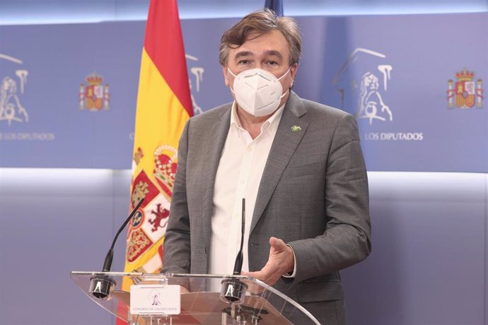 Archivo - El presidente de Teruel Existe, Tomás Guitarte, ofrece una rueda de prensa tras la reunión conjunta de los partidos que conforman el Grupo Mixto con la vicepresidenta primera del Gobierno y ministra de la Presidencias y de Relaciones con las C