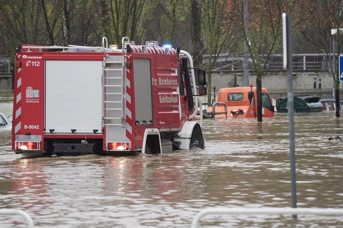 Un camión de Bomberos circula por una vía de Pamplona inundada, a 10 de diciembre de 2021, en Pamplona, Navarra, (España). El Gobierno de Navarra ha activado el nivel de preemergencia por inundaciones con el fin de mantener una vigilancia permanente y e