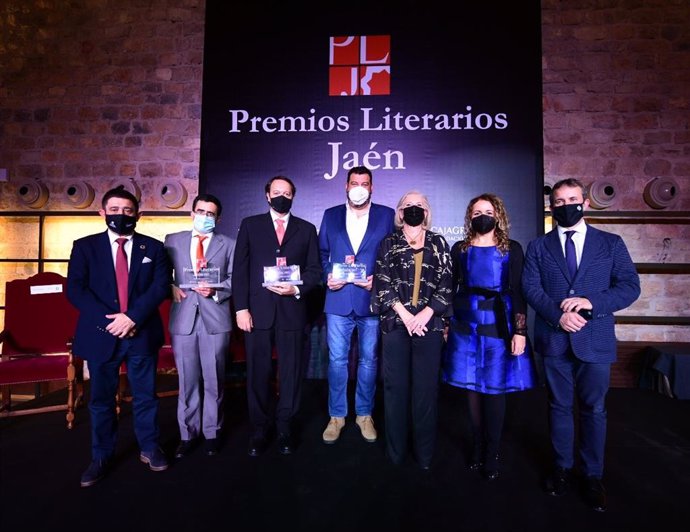 El Parador del Castillo de Santa Catalina ha acogido en la noche de este viernes el acto de entrega de la XXXVII edición de los Premios Literarios de Jaén de CajaGranada Fundación y CaixaBank