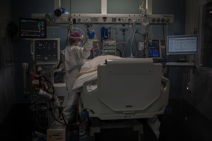 Archivo - Arxiu - Treballadors sanitaris protegits atenen a un pacient en l'Unitat de Cures Intensivosdel Hospital del Mar, a Barcelona.