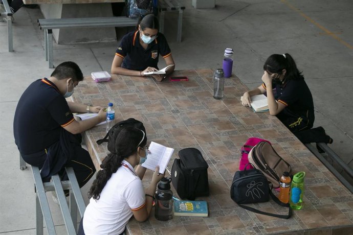Alumnos del colegio de la Fundación Padre Arrupe en El Salvador