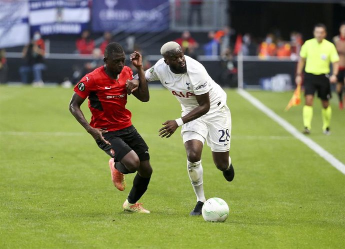 Archivo - Hamari Traoré y Tanguy Ndombélé en el Rennes-Tottenham de la primera jornada de la Conference League