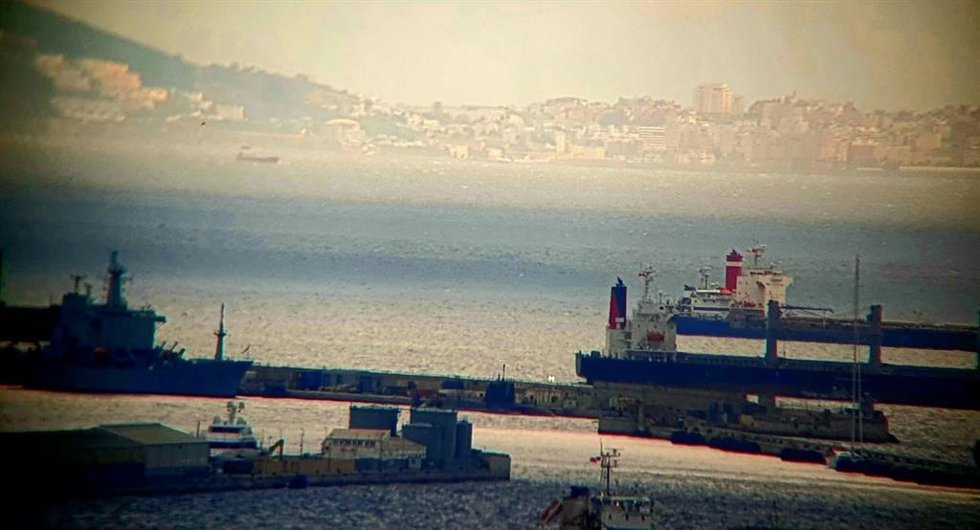 Submarino en el puerto de Gibraltar con el Estrecho de fondo.