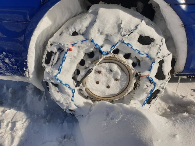 Imatge d'una roda amb cadenes per la neu