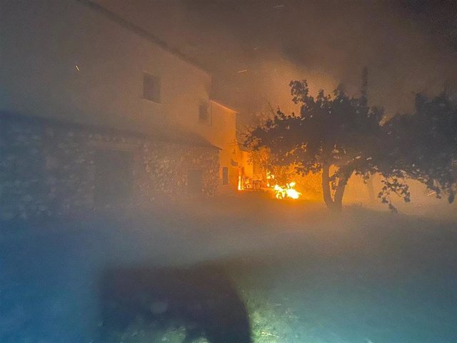 Rescatadas tres personas de una vivienda afectada por un incendio forestal en 'La Hoya de Cantoria'