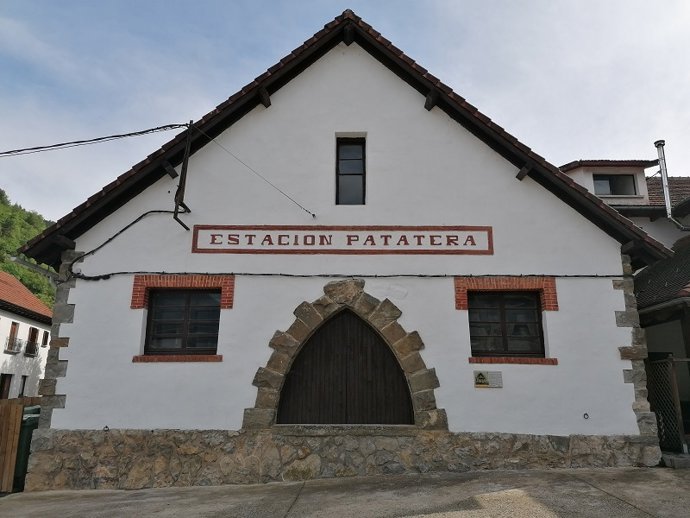 Vista frontal de la antigua estación patatera de Ochagavía