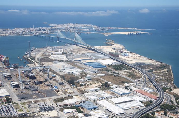 Archivo - Vista aérea del Puerto de Cádiz