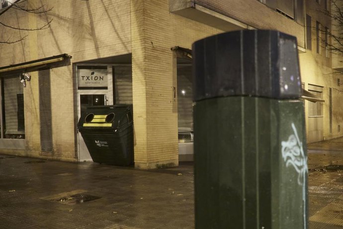 Contenedores a la entrada de un establecimiento afectado por el desbordamiento del río Arga, a 10 de diciembre de 2021, en Pamplona, Navarra, (España). El temporal de lluvias asociado a la borrasca Barra sigue afectando a Navarra con desbordamiento de r