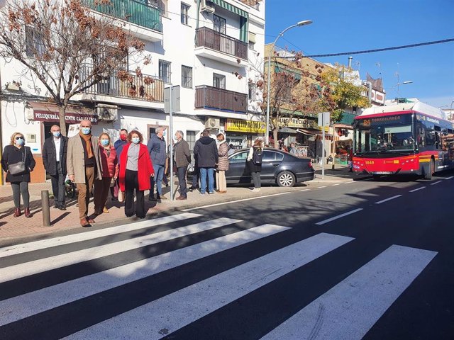 El Ayuntamiento de Sevilla renueva pavimento de calzada y señalización horizontal de la calle Torremegía en Torreblanca