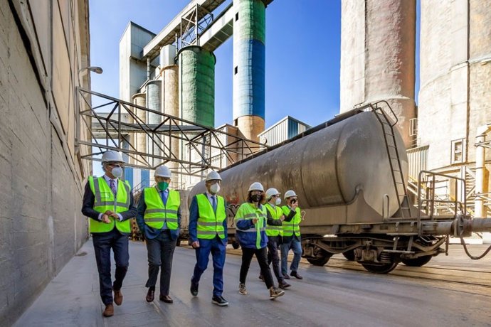 Visita de responsables de Industria a Cementos Alfa