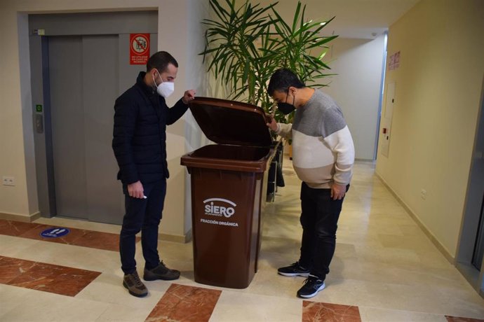 El alcalde de Siero, Ángel García, y el concejal de Infraestructuras Urbanas; Mantenimiento y Conservación de Inmuebles Municipales; y Medio Ambiente, Javier Rodríguez.