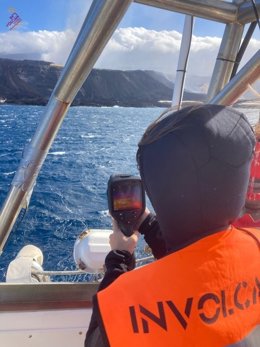 Personal del Involcan realizando medidas de termografía