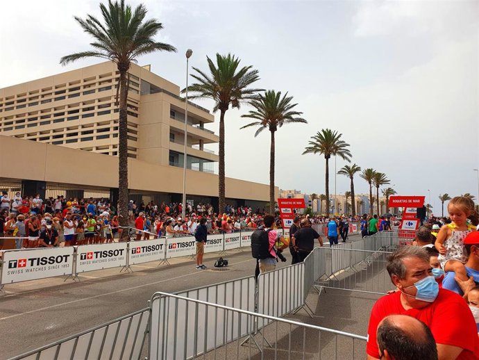 Archivo - Salida de La Vuelta Ciclista a España desde Roquetas de Mar (Almería).