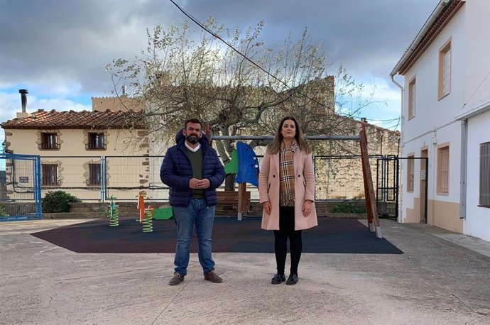 La diputada autonómica del PP Marisa Mezquita en la Torre d'en Besora junto a su alcalde, David Vicente.