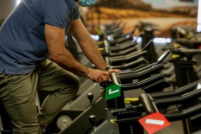 Archivo - Una persona hace uso de una bicicleta estática (archivo)