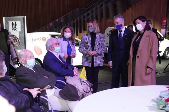 El lehendakari Iñigo Urkullu, las consejeras Beatriz Artolazabal y Gotzone Sagardui y la alcaldesa de Barakaldo, Amaia del Campo, junto a usuarios de betiON.