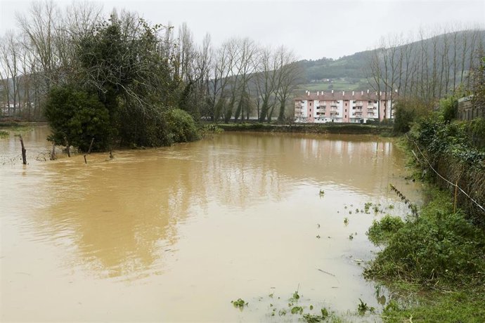 El río Ansón con el caudal muy alto a su paso por Ampuero, a finales de noviembre 