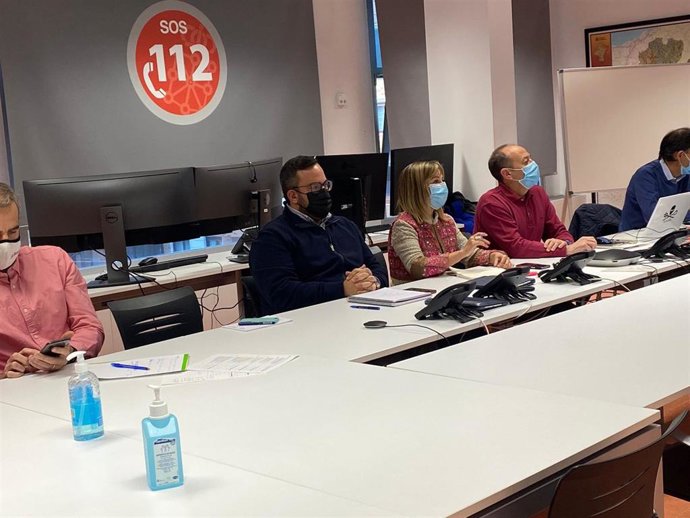 La directora general de Interior, entre el vicepresidente Remírez y el director de Protección Civil, José Javier Boulandier, en la reunión del Comité Asesor de Emergencias