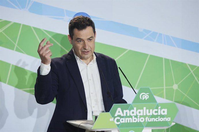 El presidente de la Junta, Juanma Moreno, se dirige a los asistentes durante la Junta Directiva Autonómica del Partido Popular de Andalucía, a 11 de diciembre de 2021 en Sevilla (Andalucía, España)