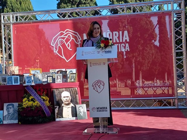 La consellera de Calidad Democrática, Rosa Pérez Garijo, participa en un acto homenaje a las víctimas en el cementerio de Paterna