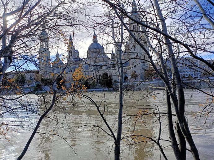 La punta de la avenida extraordinaria del Ebro llegará a Zaragoza entre el martes y el miércoles.