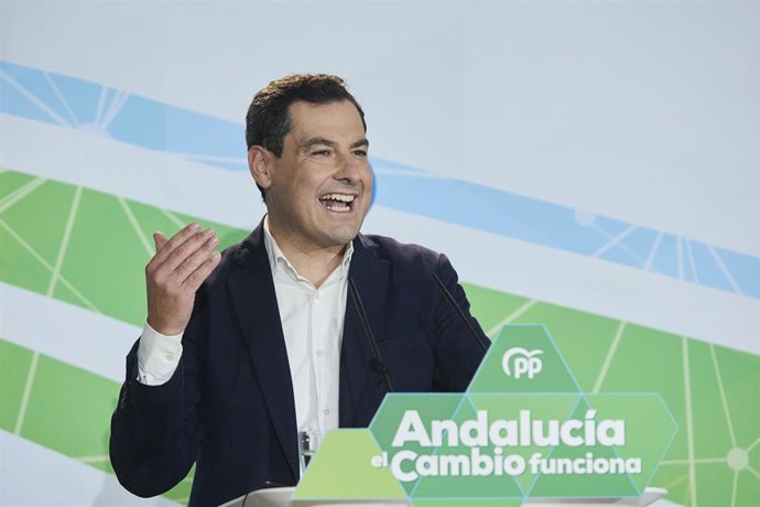 El presidente de la Junta, Juanma Moreno, se dirige a los asistentes durante la Junta Directiva Autonómica del Partido Popular de Andalucía, a 11 de diciembre de 2021 en Sevilla (Andalucía, España)