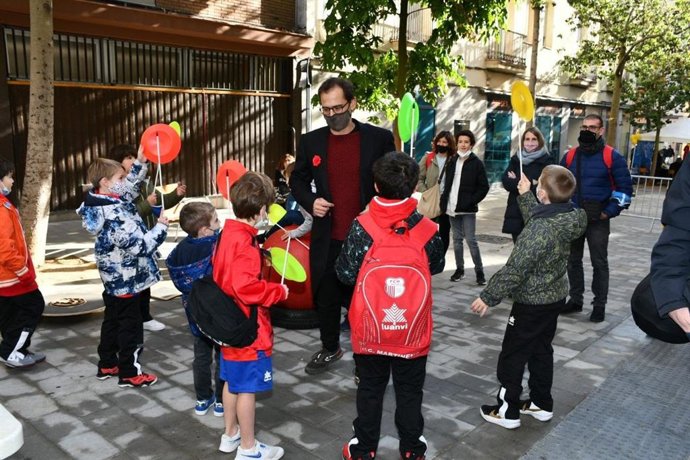 Los vecinos del barrio de Hostafrancs celebran en una "fiesta ciudadana" los trabajos de la 'superilla'