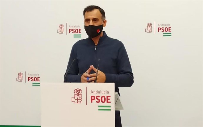 Archivo - El senador del PSOE-A por Córdoba Alfonso Muñoz, en la sede de su partido.