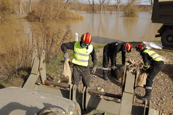 Efectivos de la Unidad Militar de Emergencias (UME) trabajan para hacer frente a la crecida del río Ebro, a 11 de diciembre de 2021, en Novillas, Zaragoza, Aragón (España). 
