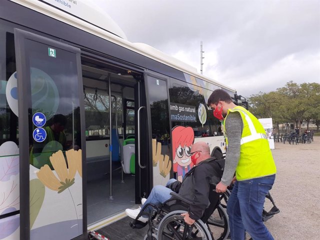 Uno de los participantes en el taller de accesibilidad al interior de un bus de la EMT Palma.