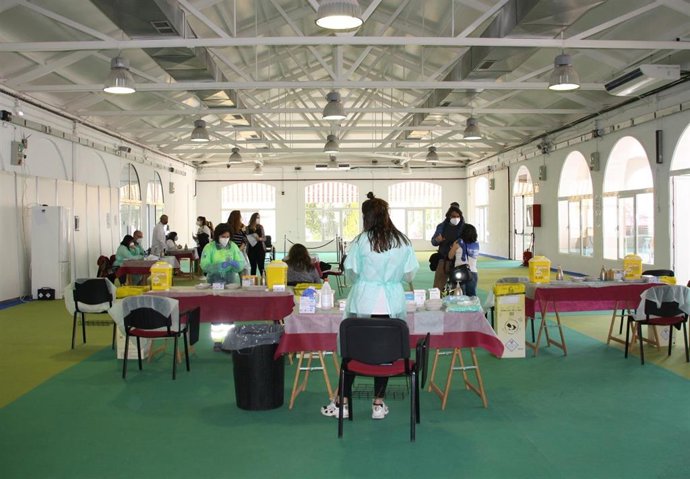 Archivo - Habilitan dos teléfonos para que la población de Cuenca entre 40 y 49 años pida cita para vacunarse