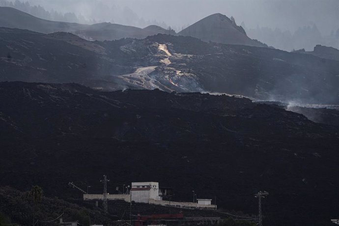 Una vivienda semicubierta con lava del volcán de Cumbre Vieja, a 24 de noviembre de 2021, en Los Llanos de Aridane, Santa Cruz de Tenerife, Canarias, (España). El volcán de Cumbre Vieja, que el pasado 19 de septiembre comenzó a rugir, ha destrozado ya u