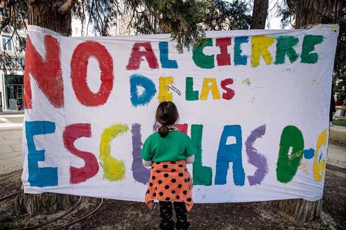 Una niña participa en una manifestación en defensa del ciclo 0-6 años en Plaza de España.